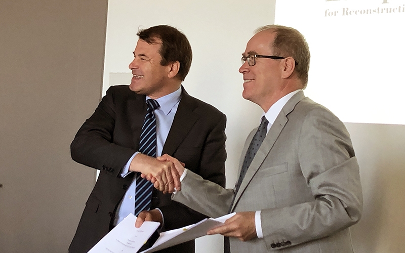 Poignée de main entre Ambassadeur Raymund Furrer et Premier Vice-Président de la BERD, Jürgen Rigterink à Berne en 2019.